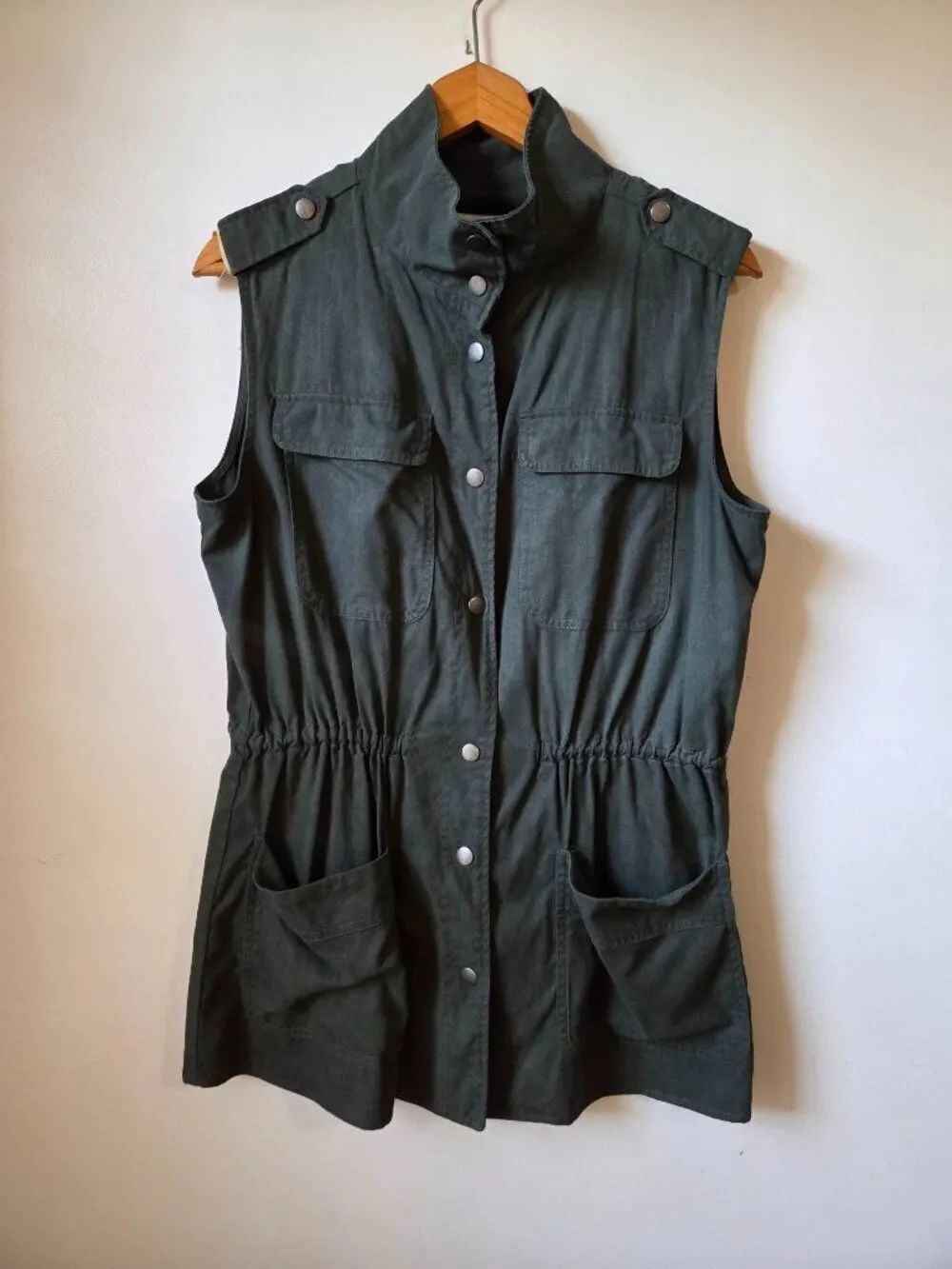 EUC LIKE NEW CUPCAKES & CASHMERE ARMY GREEN BUTTONED VEST SIZE M WOMENS